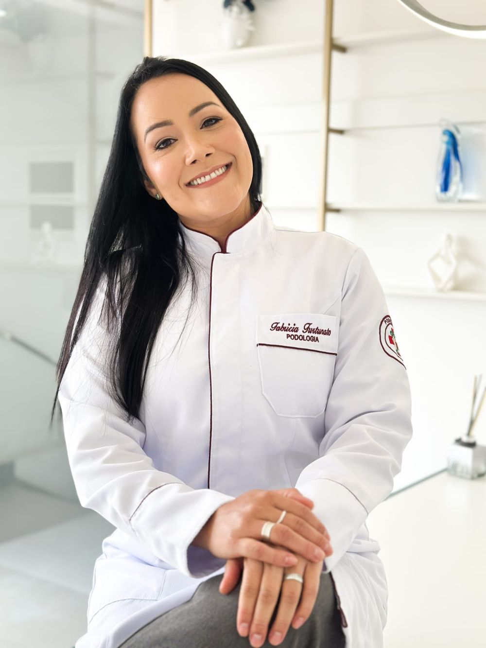 Fabrícia Furtunato sorrindo no consultório